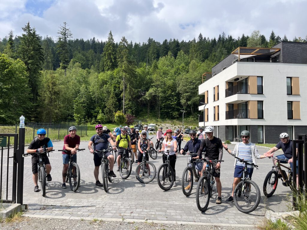 Grupa na e-bike przed wyruszeniem spod Resort Vislow w Wiśle